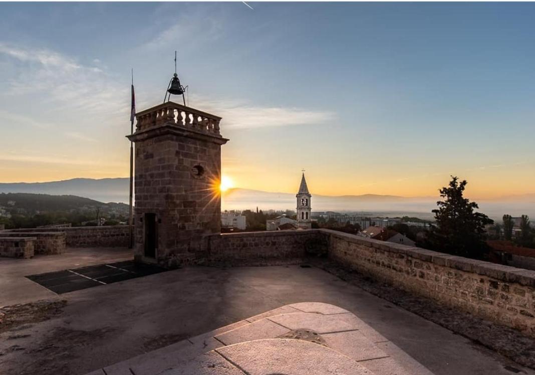 Villa Kuca Za Odmor Sika à Sinj Extérieur photo
